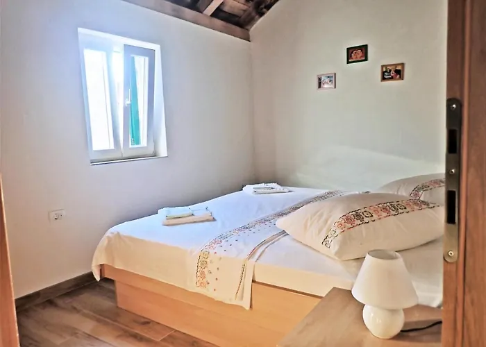 Mareta - In A Stone House Seline